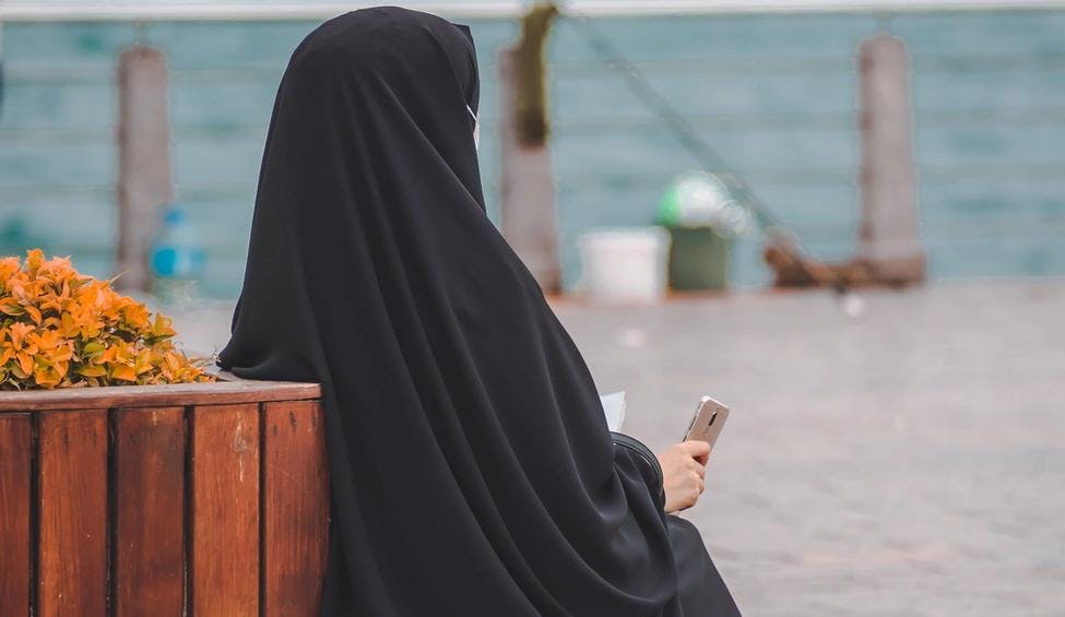 kvinne i niqab på en brygge