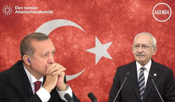 To presidentkandidater foran et tyrkisk flagg